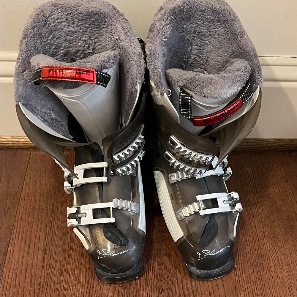 Salomon Women's Gray and White Ski Boots with Plush Liner